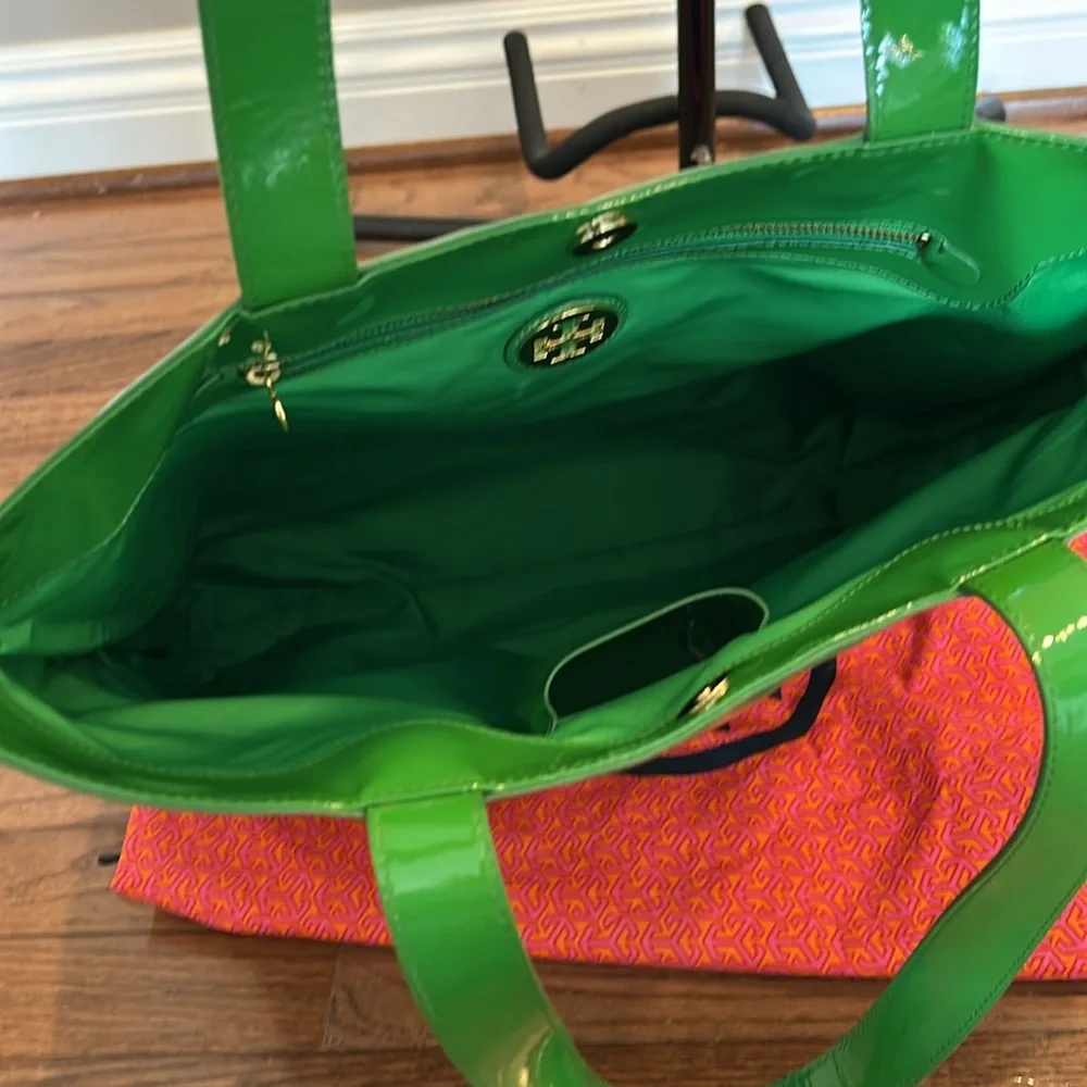 Tory Burch patent tote bag - Picture 5 of 15